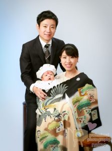 お宮参りでの家族３人撮影