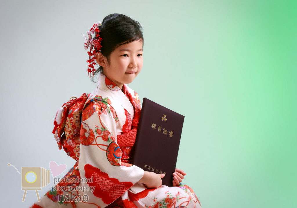 卒園式での記念写真 幼稚園卒園 女児