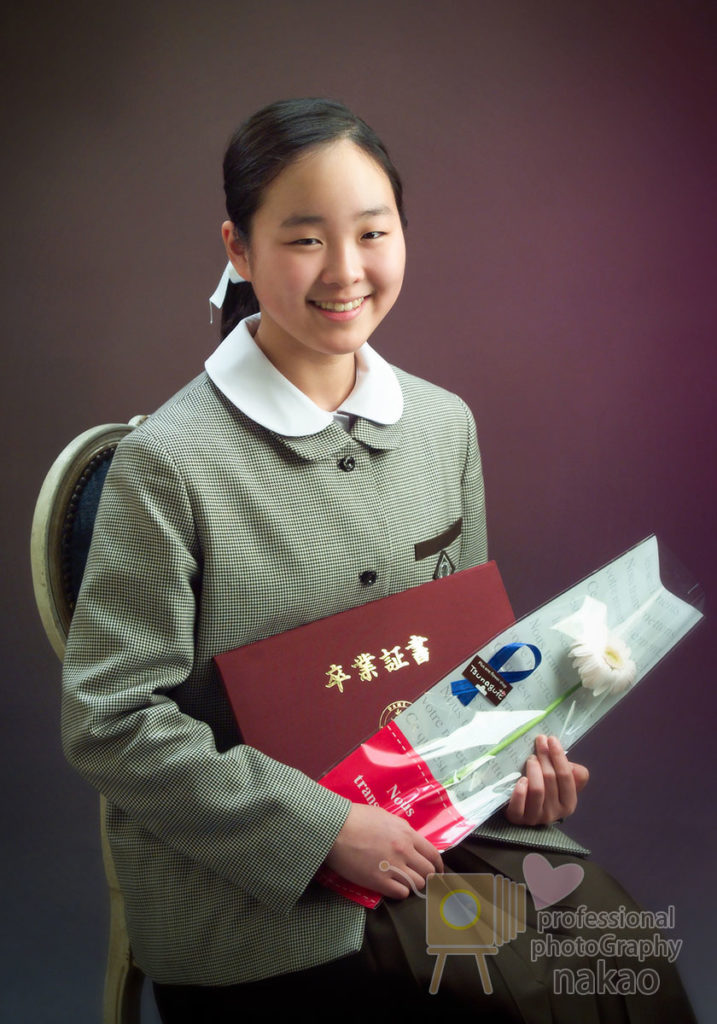 卒業式での記念写真 小学校卒業 女児