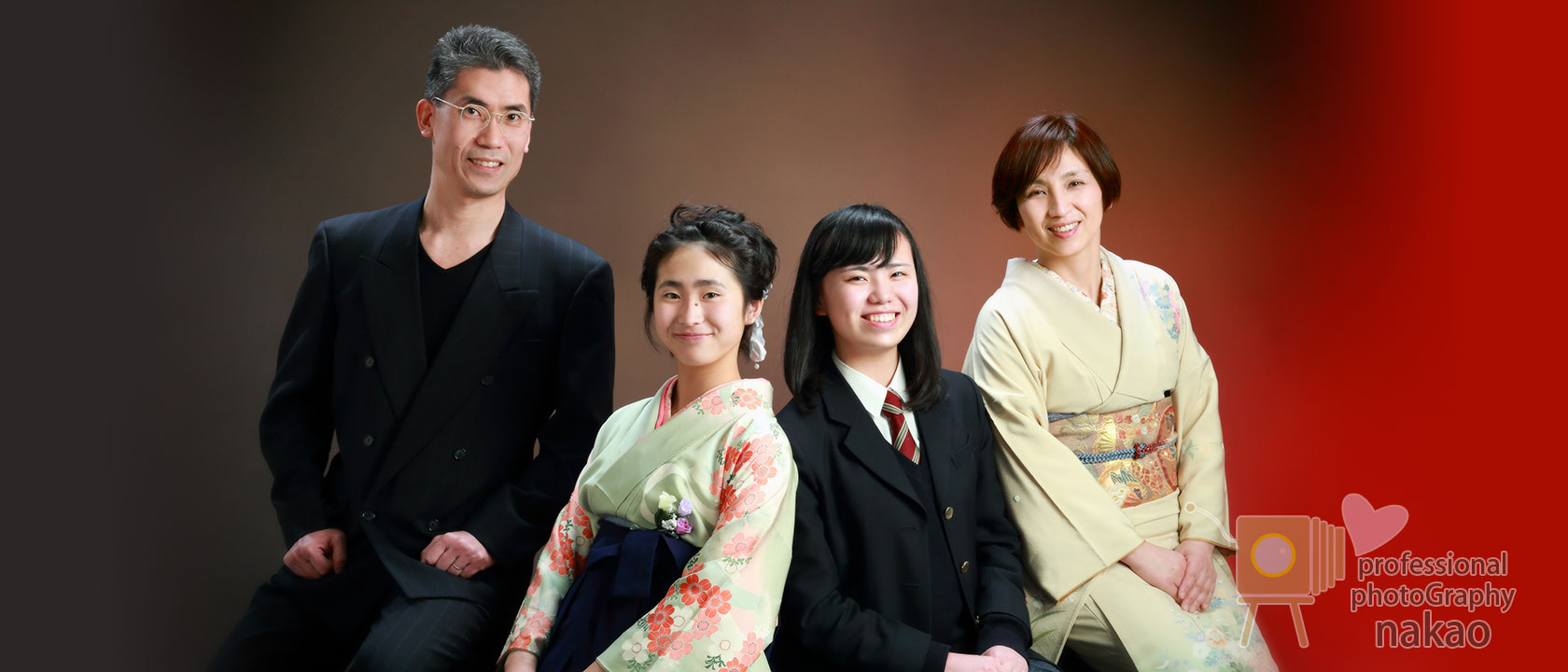 卒業式 家族4人で卒業写真
