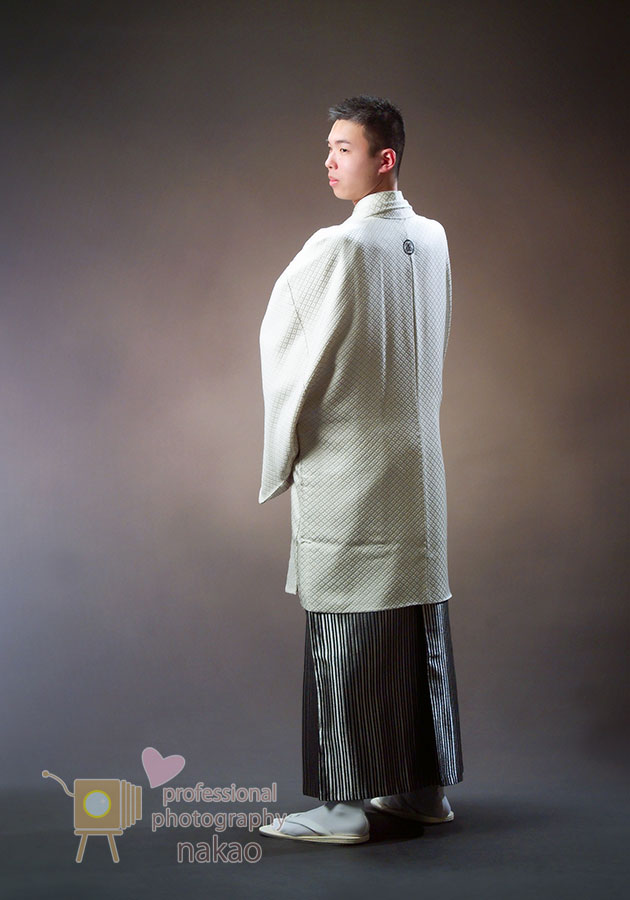 成人男子 白い紋服での後ろ姿