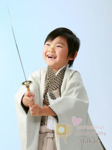七五三豆知識 剣を持ってご機嫌の男の子