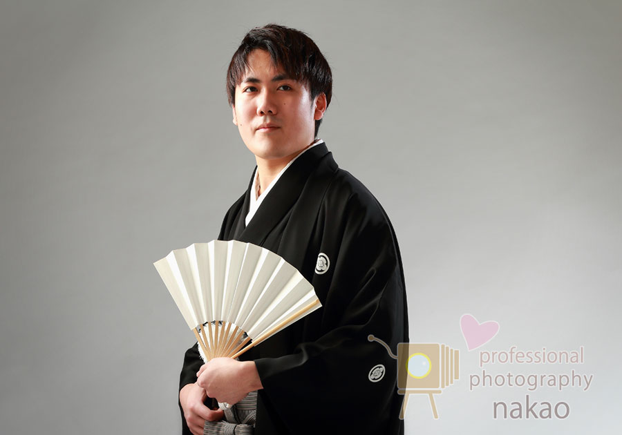 成人男子 黒い紋服でキリッとキメる