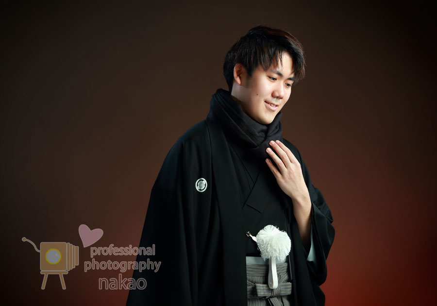 成人男子 黒い紋服で凛々しい座り姿