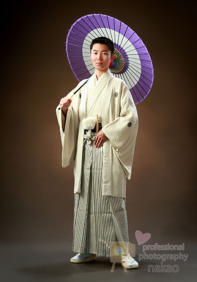 成人男子 白い紋服で凛々しい立ち姿
