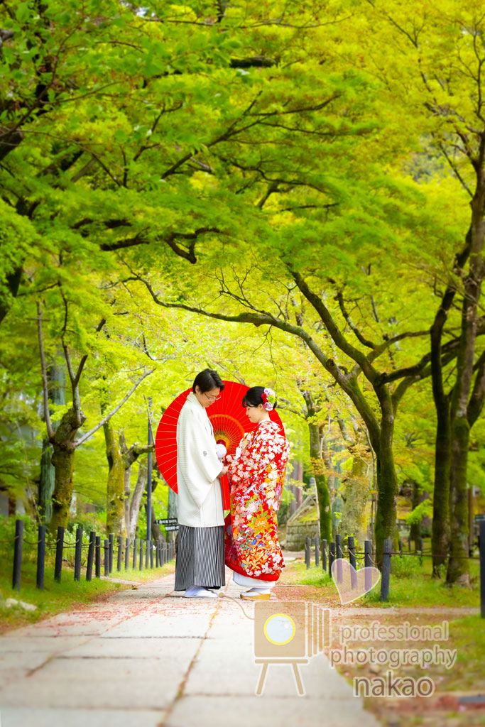 新緑に包まれた新郎新婦