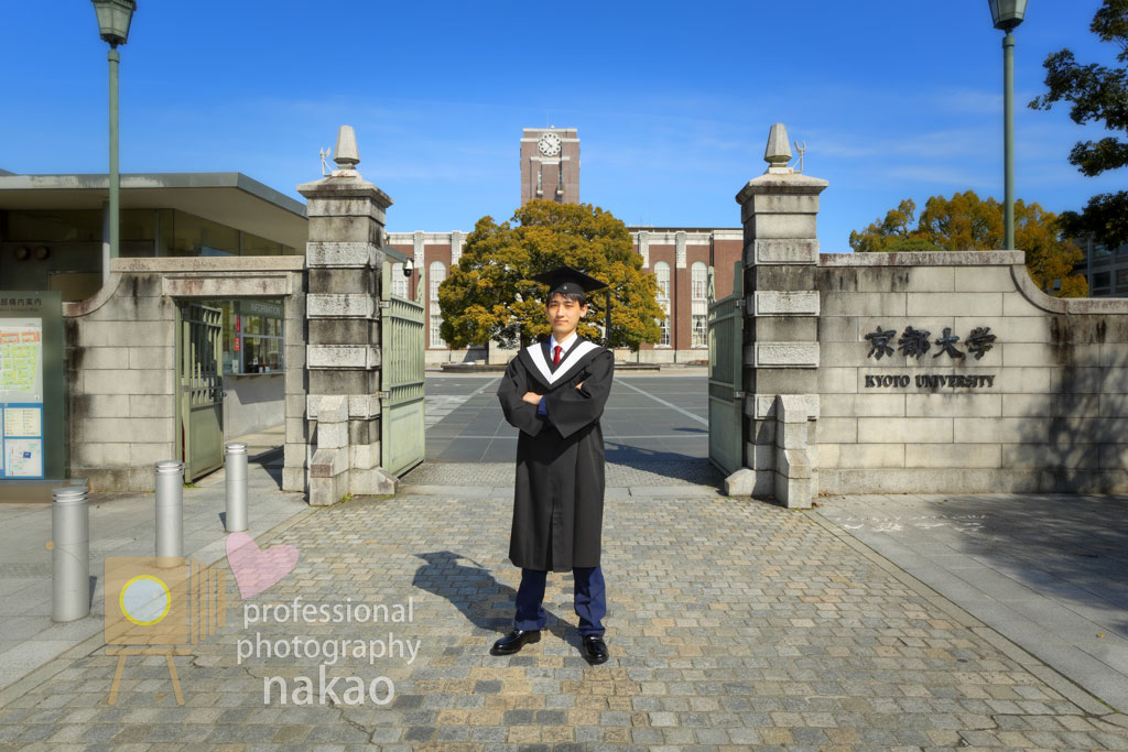 京都大学卒業写真 on location 正門前にて マントを着用