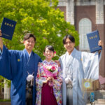 京都大学卒業写真 on location 時計台前広場にて 学友とともに