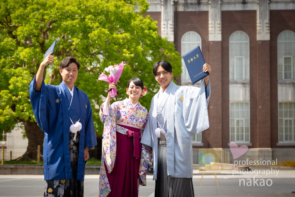 京都大学卒業写真 時計台前広場にて 学友とともに