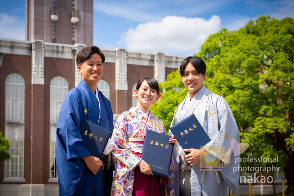 京都大学卒業写真 on location 時計台前広場にて 学友と一緒に