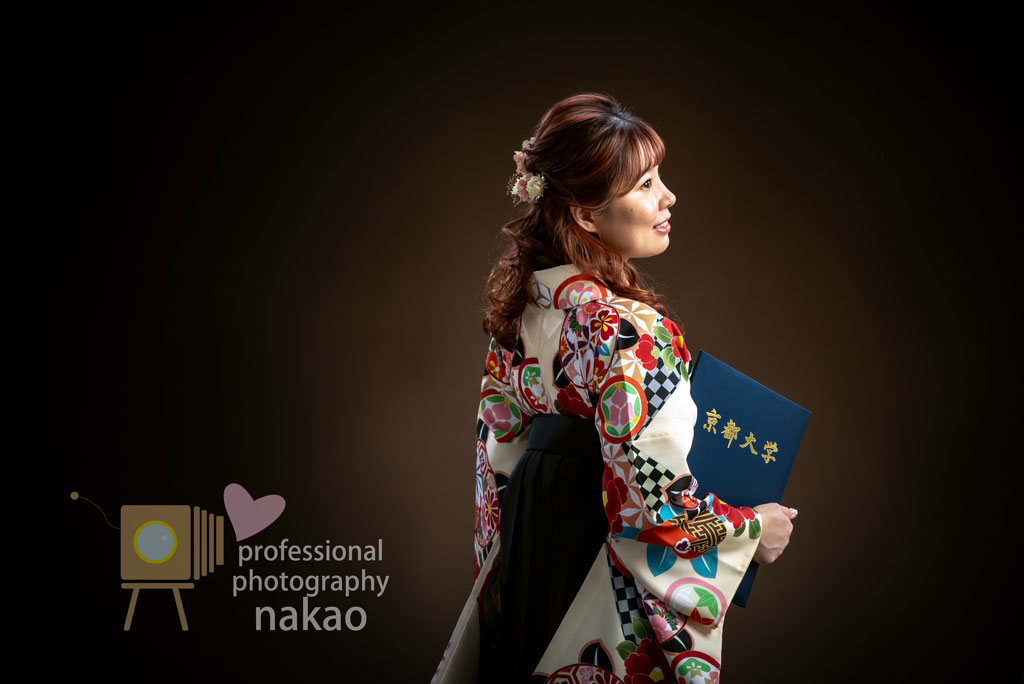 ハカマ姿の女子 卒業証書を小脇に抱えて