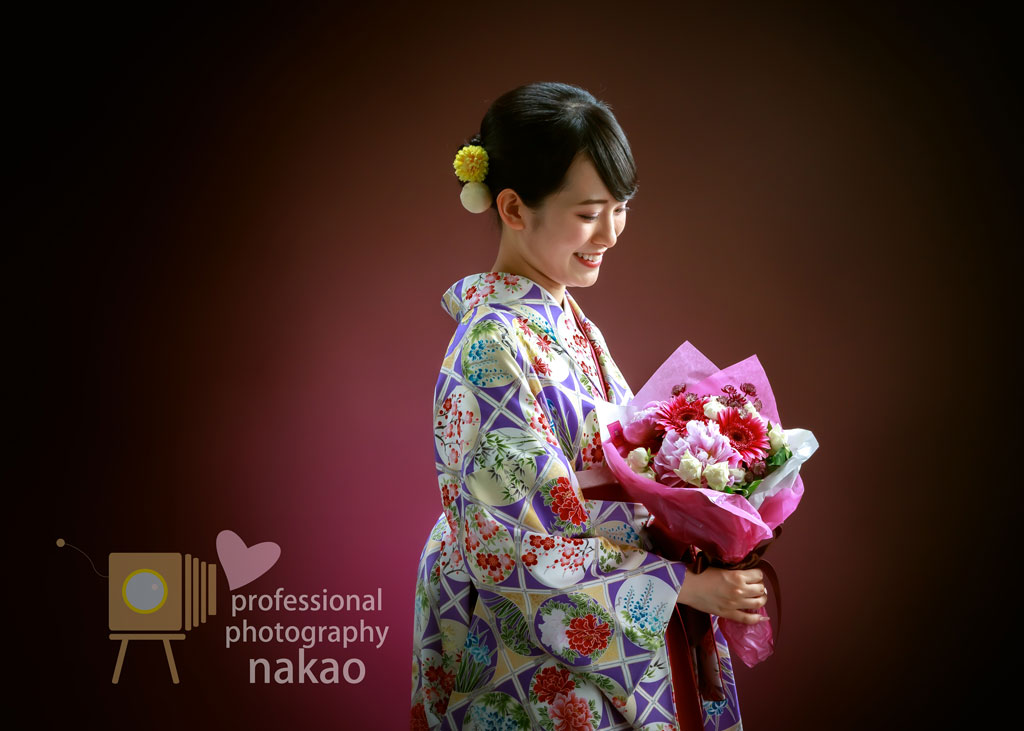 卒業式 京都大学卒業写真 in studio ハカマ姿の女子 もらった花束を眺めて