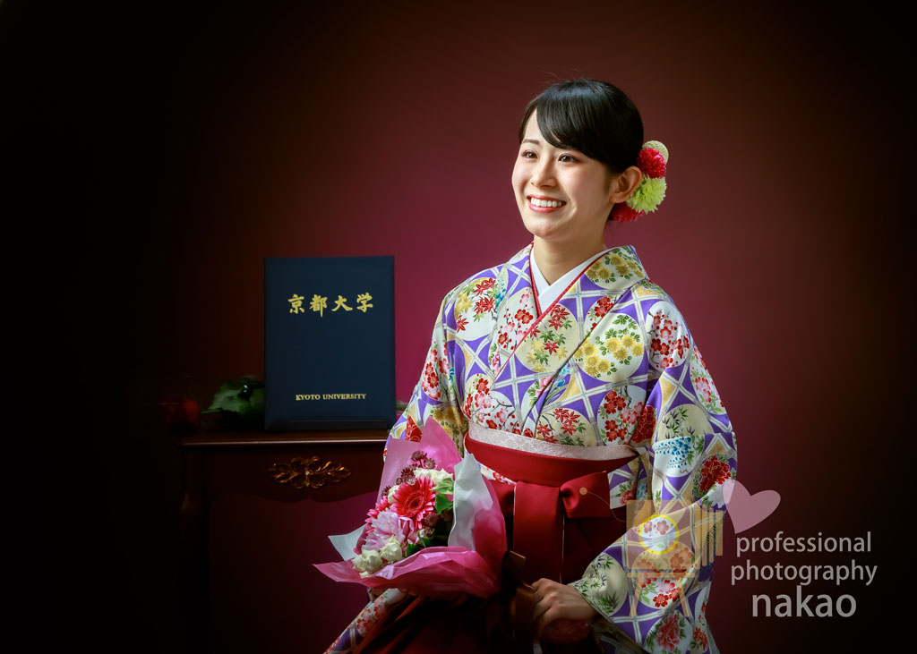 スタジオ撮影での女子 いただいたお花を持って