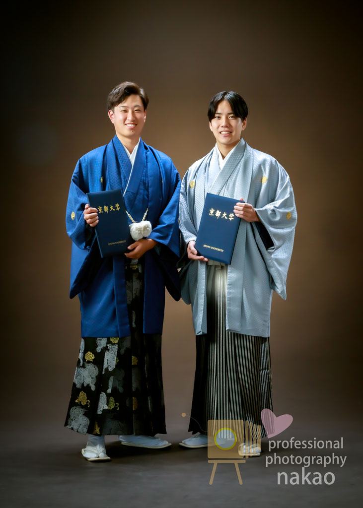 卒業写真 羽織袴姿の男子仲間 スタジオ撮影