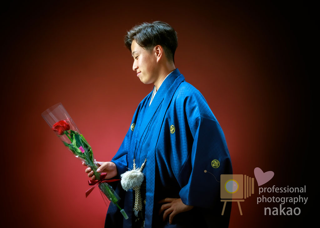 スタジオ撮影 いただいた花を見つめる 羽織袴姿の男子