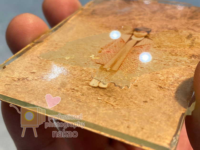 お持ち込みになった原版、剥がそうと試みられたのか、足元にお写真膜面の破れが見えます。