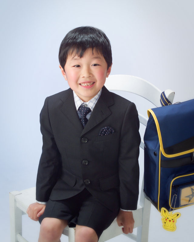 小学校入学記念写真 ランリュックとともに