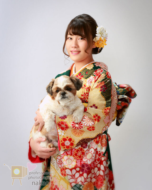 成人式 愛犬を抱く振袖のお嬢様